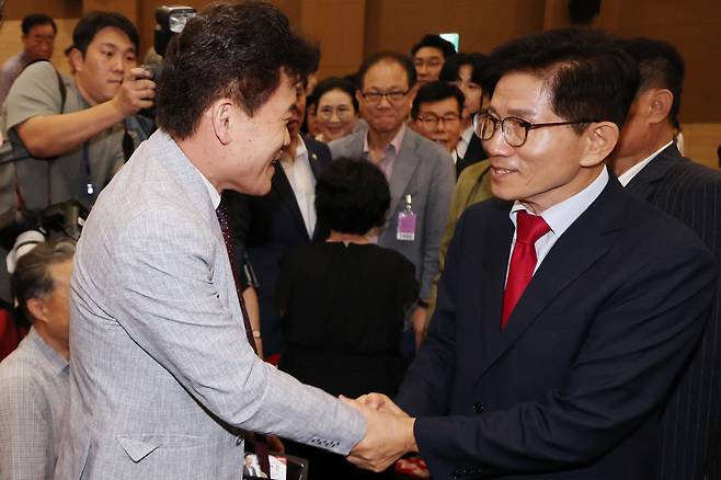 김문수 국민의힘 당 대표 후보가 지난 4일 국회의원회관에서 투게더포럼이 주최한 시국 토론회에 참석해 전한길씨와 악수하고 있다. 연합뉴스