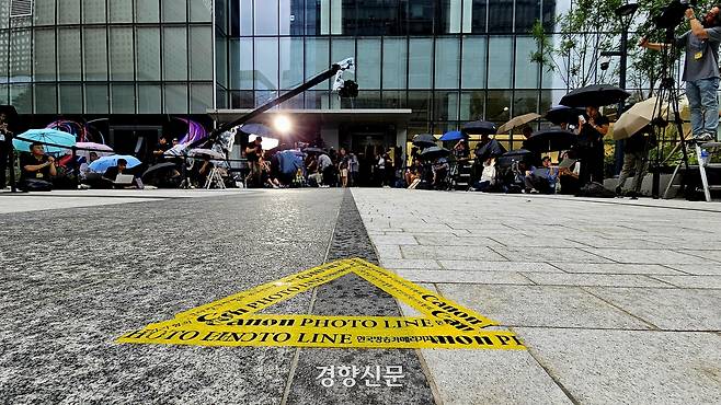 윤석열 전 대통령의 부인 김건희 여사가 6일 본인을 수사중인 민중기 특별검사 사무실이 있는 서울 KT광화문빌딩으로 출석 예정인 가운데 취재진이 김 여사를 기다리고 있다. 2025.8.6 이준헌 기자