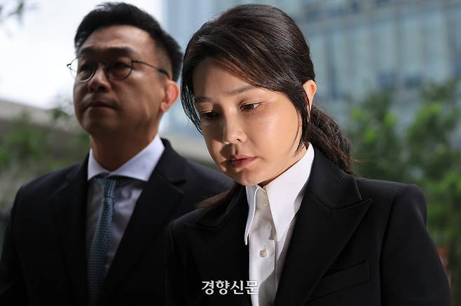 김건희 여사가 6일 피의자 신분으로 서울 광화문 김건희 특검 사무실에 출석하고 있다. 사진공동취재단