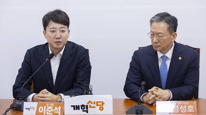 이준석 개혁신당 대표가 6일 국회에서 정성호 법무부 장관을 접견하며 인사말을 하고 있다. 연합뉴스