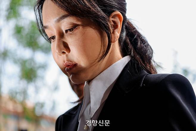김건희 여사가 6일 오전 서울 종로구 KT 광화문빌딩에 마련된 민중기 특별검사 사무실로 들어가고 있다. 이준헌 기자