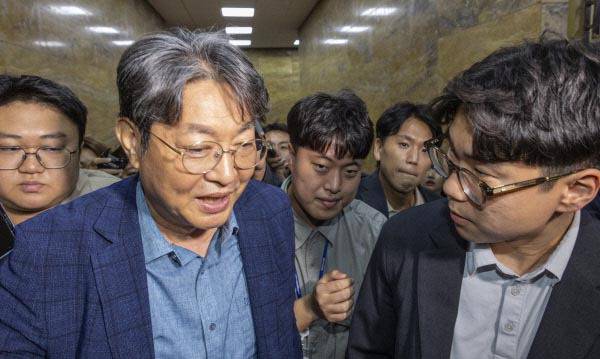 차명 주식거래 의혹이 제기된 더불어민주당 이춘석 의원이 지난 5일 국회에서 열린 본회의에 참석한 뒤 본회의장을 빠져나가다 취재진 질문을 받고 있다. 연합뉴스