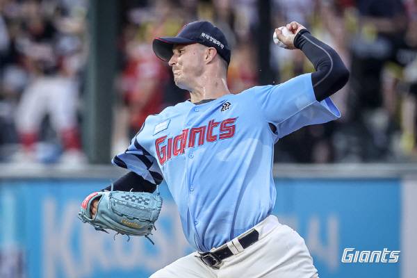 6일 부산 사직구장에서 열린 KIA와 3연전 두 번째 경기에서 롯데 선발 데이비슨이 힘껏 공을 던지고 있다. 롯데 자이언츠 제공