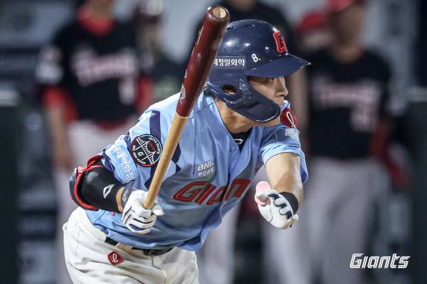 6일 부산 사직구장에서 열린 KIA와 3연전 두 번째 경기에서 롯데 황성빈이 5회 2타점 적시타를 친 뒤 날아가는 공을 확인하고 있다. 롯데 자이언츠 제공