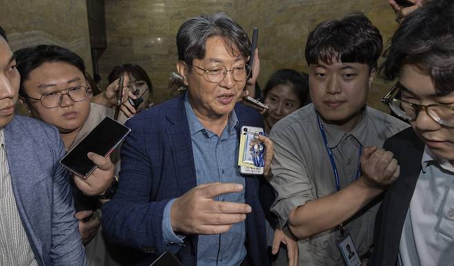 Lee Choon-suak, a Democratic Party lawmaker and chair of the National Assembly’s Legislation and Judiciary Committee, leaves the Assembly chamber on Aug. 5 after attending a plenary session as reporters question him over allegations of proxy stock trading. [YONHAP]
