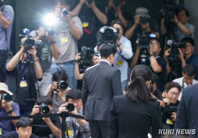 윤석열 전 대통령의 부인 김건희 여사가 6일 서울 종로구 KT광화문빌딩 웨스트에 마련된 민중기 특별검사팀 사무실에 출석하고 있다.