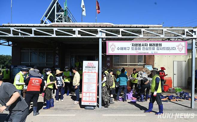 홍성군 내 폭우 피해 현장에서 자원봉사자들이 복구에 힘을 쏟고 있다.