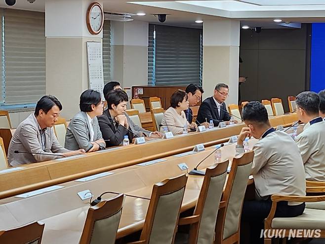 국민의힘 지도부가 6일 현대자동차 울산공장을 방문해 자동차 관세 대응 간담회를 진행하고 있다. 전재훈 기자