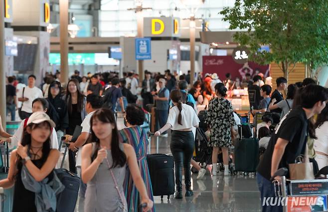 인천국제공항 제1터미널이 관광객들로 붐비고 있다. 유희태 기자
