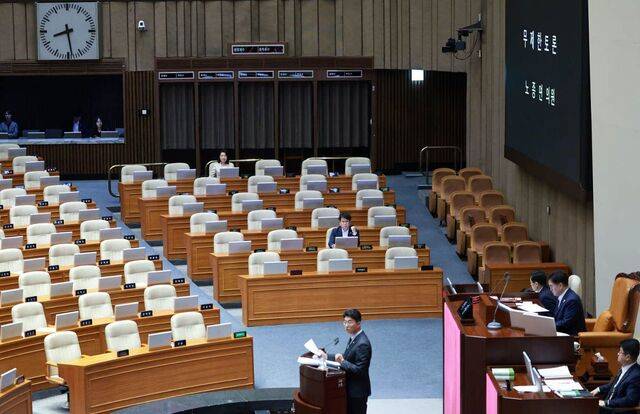 이진숙 방송통신위원장(맨 뒷줄)이 5일 국회 본회의에서 이틀째 이어진 방송3법(방송법·방송문화진흥회법·한국교육방송공사법 개정안) 관련 필리버스터(무제한 토론)를 지켜보고 있다. 이병주 기자