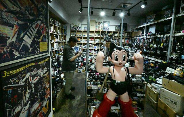 동묘벼룩시장 안의 한 상점에 일본 애니메이션 주인공인 아톰의 대형 피겨가 전시돼 있다. 벽면에는 옛 애니메이션 포스터와 카메라, 장난감 등 수집품이 빼곡히 진열돼 있다.