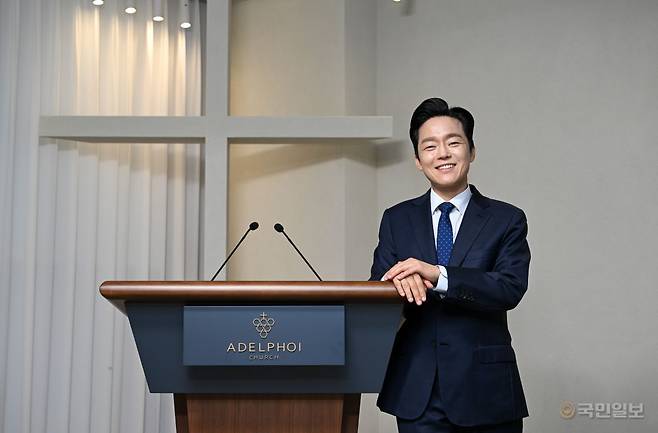임동현 아델포이교회 목사가 5일 경기도 광명 예배당에서 두 손을 모으고 포즈를 취하고 있다. 신석현 포토그래퍼