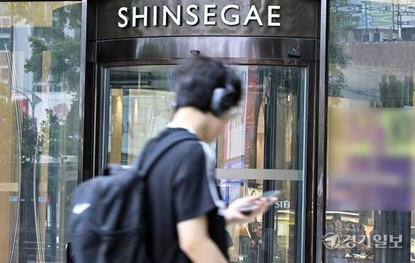 오전 8시께 경남 하동군에서 댓글 작성자를 검거함에 따라 수색을 종료하고 각 지점은 정상영업에 들어갔다. 사진은 이 날 오전 폭발물 수색을 진행했던 용인 신세계사우스시티점의 모습. 홍기웅기자