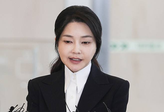 윤석열 전 대통령 부인 김건희 여사가 6일 서울 종로구 KT광화문빌딩 웨스트에 마련된 민중기 특별검사팀에 피의자 신분으로 첫 출석하며 발언하고 있다. / 사진=연합뉴스