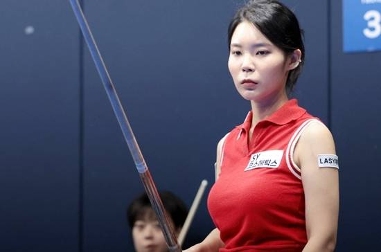 5일 열린 NH농협카드배LPBA투어 32강전에서 이우경이 퍼펙트큐를 앞세워 이화연을 세트스코어 3:0으로 꺾고 16강에 진출했다. (사진=PBA)