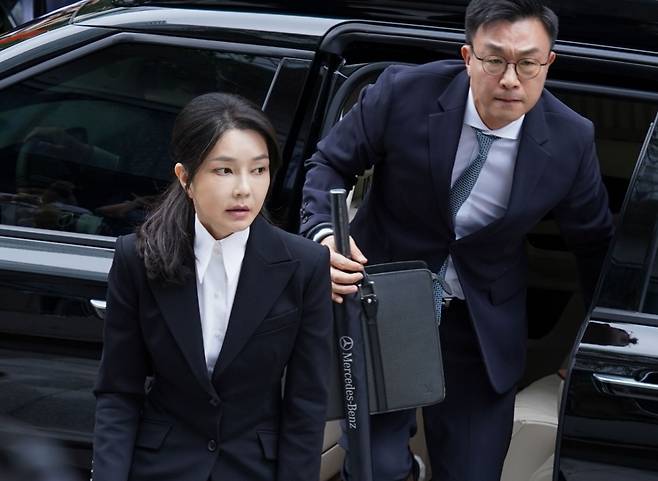 도이치모터스 주가조작 연루 의혹 등을 받는 김건희 여사가 6일 서울 종로구 김건희 특검팀(특별검사 민중기) 사무실에 피의자 신분으로 조사를 받기 위해 차량에서 내리고 있다. /사진=뉴시스