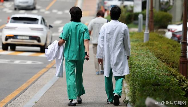[서울=뉴시스] 김선웅 기자 = 병원별 하반기 전공의 모집 공고가 예상되는 가운데 오는 7일 열릴 예정인 전공의 수련협의체 제3차 회의에서는 전공의 복귀 관련 추가 논의가 이어질 전망이다. 4일 서울 소재 의과대학에서 의대생들이 이동하고 있다. 2025.08.04. mangusta@newsis.com /사진=김선웅
