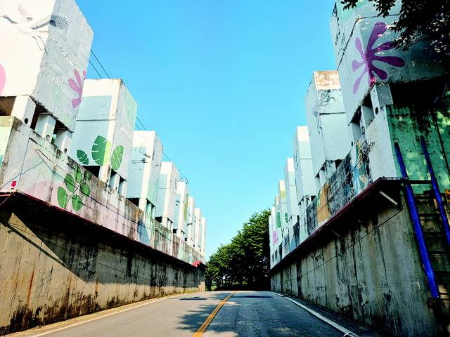 지난 3일 경기 연천군 중면 초입에 아스팔트 양쪽으로 ‘대전차 방호벽’이 설치돼 있다.