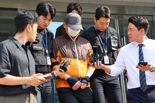 인천 송도에서 사제 총기로 아들을 살해한 60대 남성 조모 씨가 지난달 30일 인천 논현경찰서 유치장에서 검찰로 송치되고 있다. 기사내용과 무관. 연합뉴스