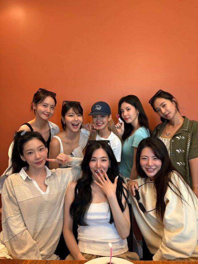 그룹 소녀시대 멤버들이 18주년을 기념해 모였다. / 태연 인스타그램
