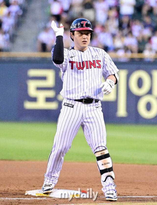2025년 7월 31일 오후 서울 잠실구장에서 열린 '2025 신한 SOL뱅크 KBO 리그' KT 위즈와 LG 트윈스의 경기. LG 박동원이 3회말 1사 1루서 안타를 친 뒤 기뻐하고 있다./마이데일리
