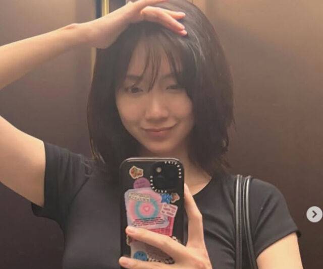 신현빈이 앞머리를 내리고 동안 외모를 자랑했다. / 신현빈 소셜미디어