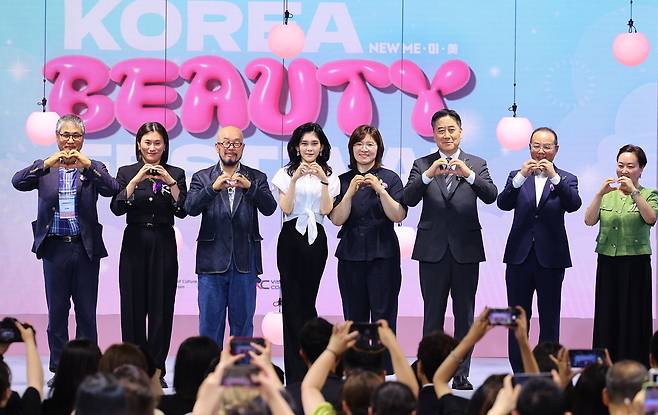 이부진(가운데) 위원장이 이끄는 한국방문의해위원회의 코리아뷰티페스티벌 개막식 모습