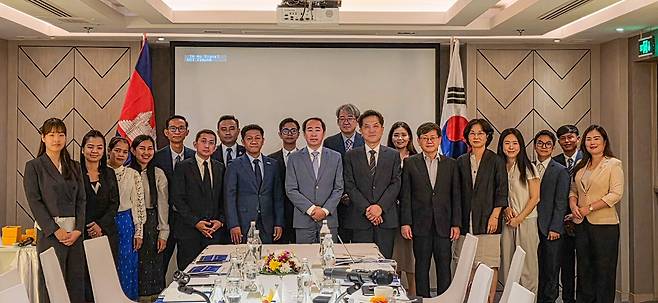 림 시홍(LIM SUYHONG) 캄보디아 노동직업훈련부(MLVT) 부차관, 박종필 노사발전재단 사무총장은 8.5일 캄보디아 시엠립에서 한-캄 공동세미나를 마치고 기념촬영을 하고있다. [노사발전재단 제공]