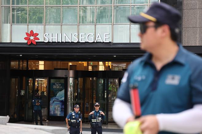 5일 서울 중구 명동 신세계백화점 본점에 폭발물을 설치했다는 협박 글이 인터넷 커뮤니티에 올라와 출동한 경찰이 주변을 통제하고 있다. 연합뉴스