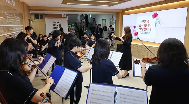 중등 신규교사 선발인원은 4797명으로 지난해 최종공고(5504명)보다 707명 감소했다. 사진은 스승의날 고등학교의 모습. [연합]