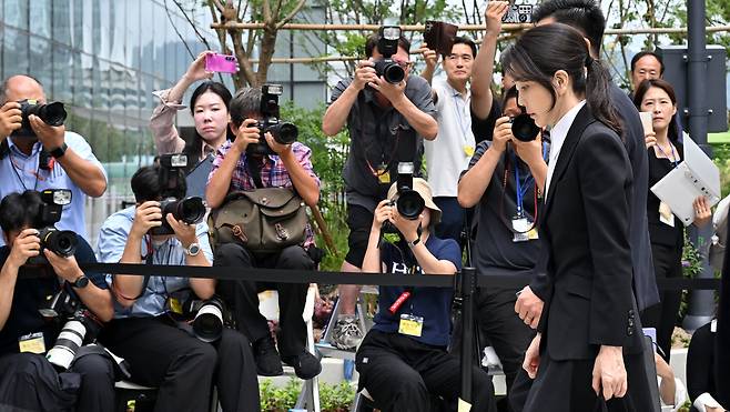 윤석열 전 대통령 부인 김건희 여사가 6일 오전 서울 종로구 민중기 특검 사무실에 조사받기 위해 피의자 신분으로 출석하고 있다. 임세준 기자