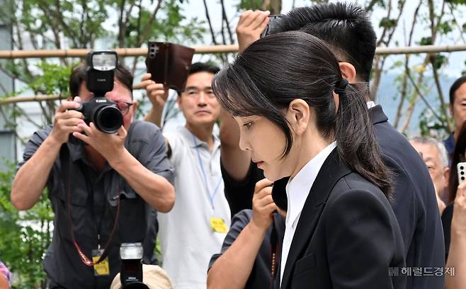 윤석열 전 대통령 부인 김건희 여사가 6일 오전 서울 종로구 민중기 특검 사무실에 조사받기 위해 피의자 신분으로 출석하고 있다.  임세준 기자