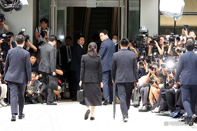 윤석열 전 대통령 부인 김건희 여사가 6일 오전 서울 종로구 민중기 특검 사무실에 조사받기 위해 피의자 신분으로 출석하고 있다. 사진공동취재단