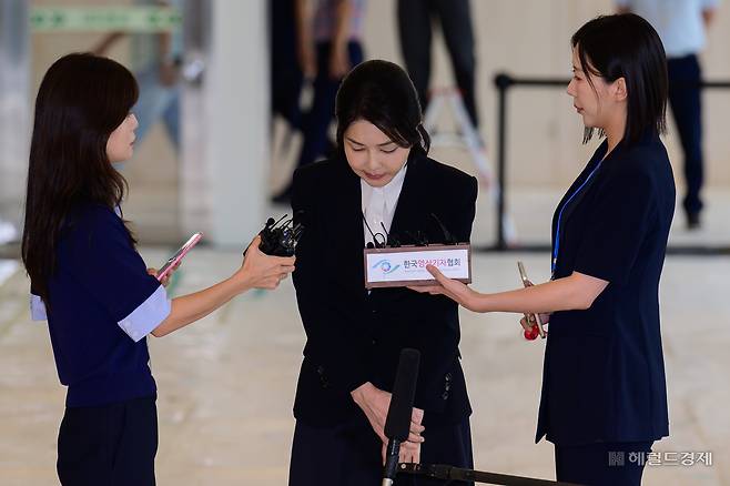 윤석열 전 대통령 부인 김건희 여사가 6일 오전 서울 종로구 민중기 특검 사무실에 조사받기 위해 피의자 신분으로 출석하고 있다. 사진공동취재단