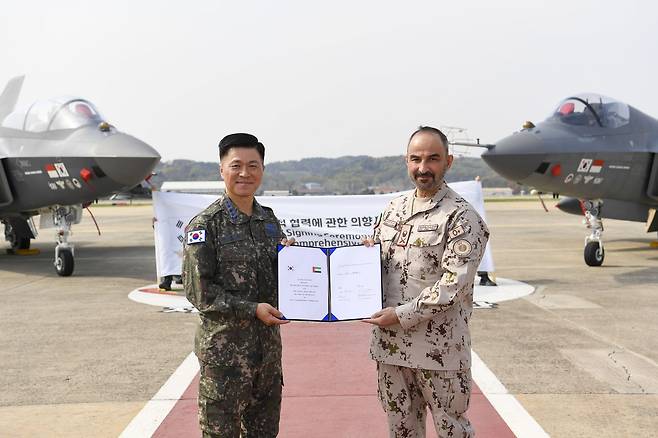 이영수 공군참모총장과 라시드 모하메드 알 샴시 UAE 공군방공사령관(소장)이 4월 16일 한국항공우주(KAI)에서 KF-21 포괄적 협력에 관한 의향서를 체결했다. [공군 제공]