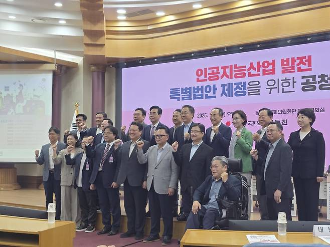 6일 서울 영등포구 국회의원회관 제1소회의실에서 고동진 국민의힘 의원실 주최로 ‘인공지능산업 발전 특별법안 제정을 위한 공청회’에서 기념촬영하고 있다. [권제인 기자/eyre@]