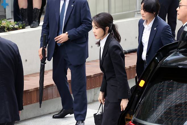 윤석열 전 대통령 부인 김건희 여사가 6일 오전 서울 종로구 민중기 특검 사무실에 조사받기 위해 피의자 신분으로 출석하고 있다. 김 여사의 소환조사는 지난 7월 2일 특검이 수사를 개시한 지 35일 만이다. 도이치모터스 주가조작 의혹과 공천개입 의혹, 건진법사 청탁 의혹 등 특검법상 김 여사에 대한 수사 대상 의혹은 총 16개에 이르며, 전·현직 대통령 부인이 수사기관에 피의자로 공개 출석하는 것은 헌정사상 처음이다. 사진공동취재단