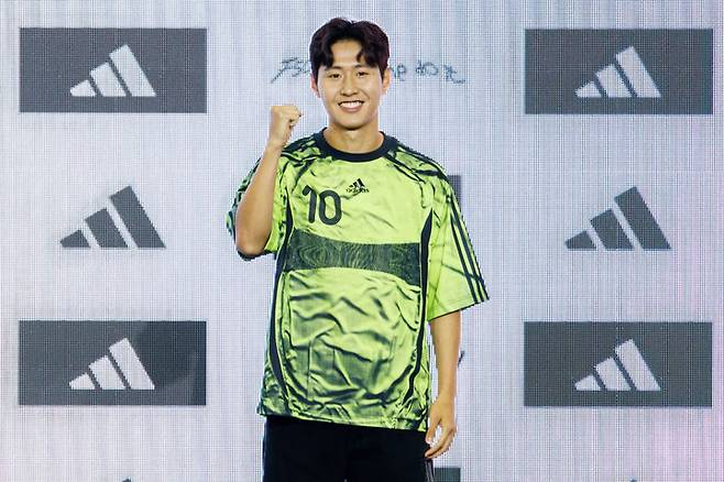 [서울=뉴시스] 최동준 기자 = 파리 생제르맹 이강인이 2일 서울 용산구 현대아이파크몰 더베이스에서 열린 아디다스 '강인 메이드 미 두 잇'(KANGIN MADE ME DO IT) 행사에 참석해 포즈를 취하고 있다. (사진=아디다스 제공) 2025.08.03. photo@newsis.com *재판매 및 DB 금지