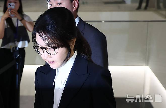 [서울=뉴시스] 김근수 기자 = 도이치모터스 주가조작 연루 의혹 등을 받는 김건희 여사가 6일 서울 종로구 김건희 특검팀(특별검사 민중기) 사무실에서 피의자 신분으로 조사를 마친 뒤 밖으로 나서고 있다. 2025.08.06. ks@newsis.com