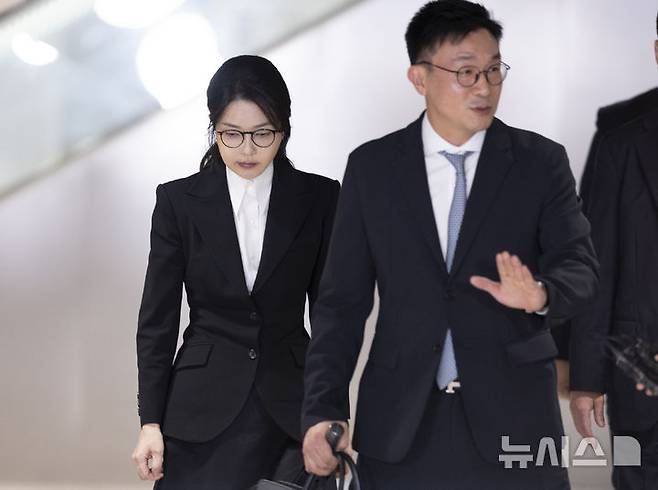 [서울=뉴시스] 김근수 기자 = 도이치모터스 주가조작 연루 의혹 등을 받는 김건희 여사가 6일 서울 종로구 김건희 특검팀(특별검사 민중기) 사무실에서 피의자 신분으로 조사를 마친 뒤 밖으로 나서고 있다. 2025.08.06. ks@newsis.com
