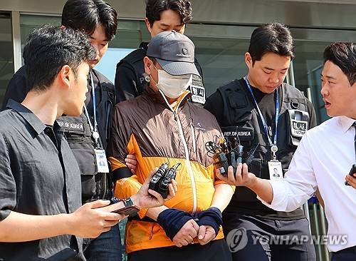 사제총기로 아들 살해한 60대 검찰 송치 (인천=연합뉴스) 임순석 기자 = 인천 송도에서 사제 총기로 아들을 살해한 60대 남성 A씨가 30일 인천 논현경찰서 유치장에서 검찰로 송치되고 있다.      A씨는 지난 20일 인천 송도동 모 아파트에서 사제 총기를 발사해 아들 B(33)씨를 살해하고 서울 자택에 인화성 물질과 발화 타이머를 설치한 혐의를 받고 있다. 2025.7.30 soonseok02@yna.co.kr