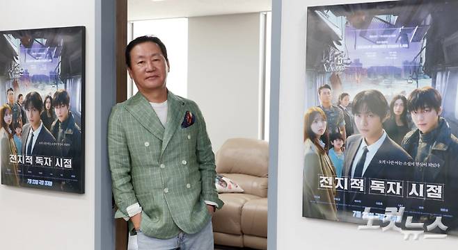 영화 '전지적 독자 시점' 제작사 원동연 대표가 21일 오후 서울 강남구 리얼라이즈픽쳐스 사무실에서 CBS노컷뉴스와 인터뷰 전 포즈를 취하고 있다. 황진환 기자