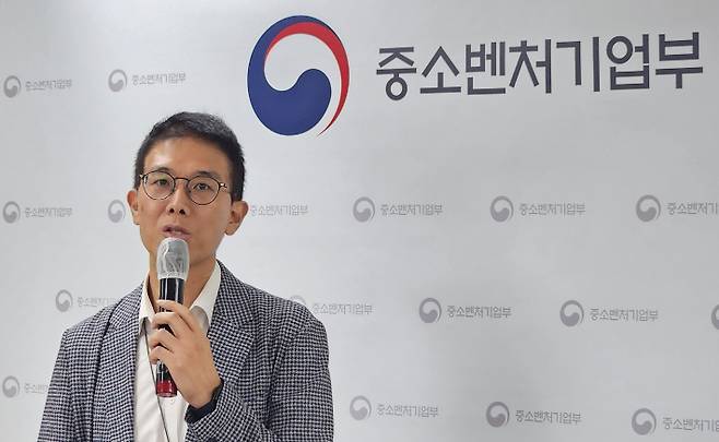중소벤처기업부 황영호 소상공인경영안정지원단장이 '부담경감 크레딧' 사용처 확대 관련 내용을 설명하고 있다. 중기부 제공