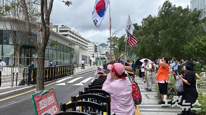 6일 오전 10시 30분쯤 민중기 특별검사팀 사무실이 위치한 서울 종로구 KT광화문빌딩 정문 맞은편에 윤 전 대통령 지지자들이 시위를 하고 있다. 김수정 기자