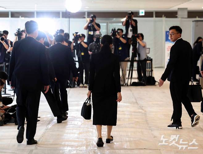 윤석열 전 대통령의 부인 김건희 씨가 6일 오전 서울 종로구 KT 광화문빌딩 웨스트에 마련된 민중기 특별검사 사무실로 출석하고 있다. 사진공동취재단