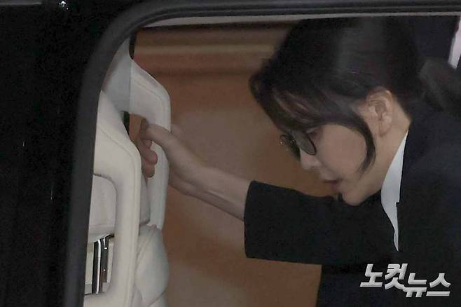 윤석열 전 대통령 부인 김건희 씨가 6일 서울 광화문 KT웨스트빌딩에 마련된 민중기 특별검사팀에 출석해 조사를 마친 뒤 귀가하고 있다. 박종민 기자