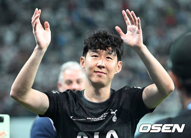 [OSEN=서울월드컵경기장, 이대선 기자] 3일 오후 서울월드컵경기장에서 쿠팡플레이 시리즈 2025&nbsp;2경기, 토트넘 홋스퍼 FC와 뉴캐슬 유나이티드 FC의 프리시즌 친선경기가 열렸다.토트넘 손흥민의 고별전이자 양민혁과 뉴캐슬 박승수의 맞대결로 주목받는 이번 경기는 단순한 프리시즌 친선경기가 아닌, 전설의 마지막, 신예의 등장 교차점이라는 특별한 의미가 더해진다.경기 종료 후 토트넘 홋스퍼 손흥민이 관중석을 향해 인사를 하고 있다. 2025.08.03 /sunday@osen.co.kr