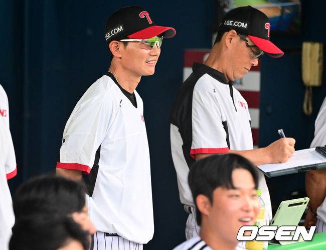 [OSEN=잠실, 조은정 기자]5일 오후 서울 잠실구장에서 ‘2025 신한 SOL Bank KBO리그’ LG 트윈스와 두산 베어스의 경기가 열렸다.LG는 손주영, 두산은 최승용을 선발로 내세웠다.2회초 1사 LG 박해민이 두산 선두타자 김재환의 홈런성 타구에 슈퍼캐치를 선보이자 염경엽 감독이 미소짓고 있다. 2025.08.05