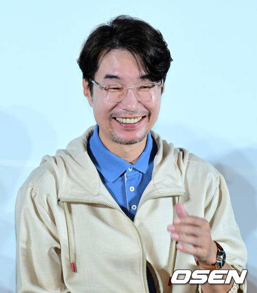 [OSEN=지형준 기자] 22일 오전 서울 광진구 자양동 롯데시네마 건대입구에서 영화 ‘행복의 나라’ 제작보고회가 열렸다.'행복의 나라'는&nbsp;1979년 10월 26일, 상관의&nbsp;명령에&nbsp;의해 대통령 암살 사건에 연루된 박태주(이선균 분)와 그의&nbsp;변호를 맡으며 대한민국 최악의&nbsp;정치 재판에 뛰어든 변호사 정인후(조정석 분)의&nbsp;이야기를 그린 영화다. 배우 송영규가 간담회를 하고 있다. 2024.07.22 / jpnews@osen.co.kr