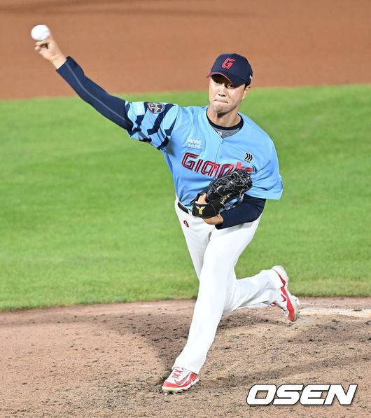 [OSEN=부산, 이석우 기자] 31일 부산 사직야구장에서 2025 신한 SOL 뱅크 KBO 리그 롯데 자이언츠와 NC 다이노스의 경기가 열렸다. 홈팀 롯데는 데이비슨이, 방문팀 NC는 김녹원이 선발 출전했다.롯데 자이언츠 윤성빈이 역투하고 있다. 2025.07.31 / foto0307@osen.co.kr
